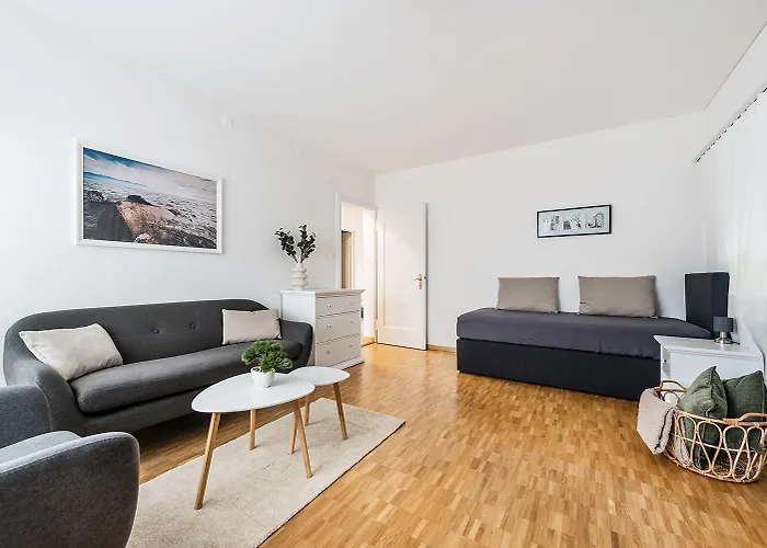 Soho 8 !Lake-Mountain View & Free Parking!